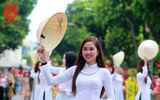 {ẢNH] Thiếu nữ Hà thành làm bừng sáng phố phường trong tà áo dài truyền thống